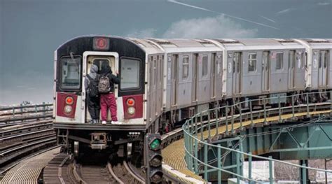 Subway Surfers - New York Subway battles to keep subway surfers away