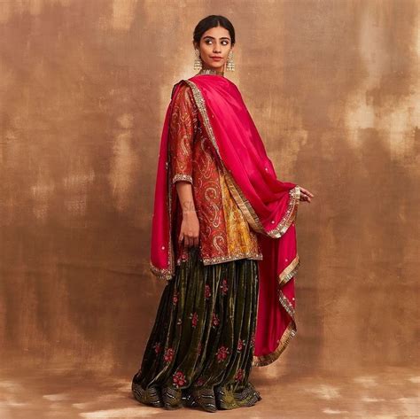 The Most Stellar Karwa Chauth Outfits All Newly-Wed Brides Will Love ...