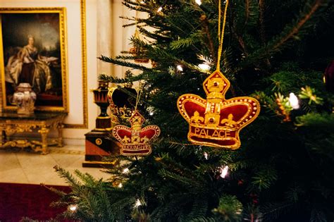 Buckingham Palace decorations | Christmas decorations, Royal christmas ...