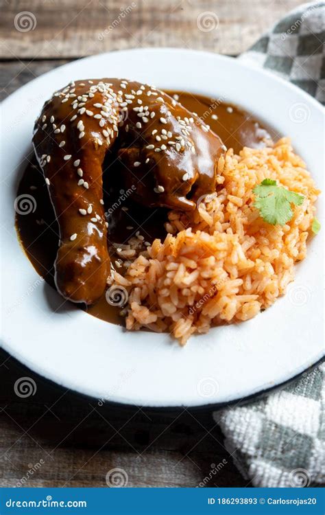 Pollo Mexicano Con Mole Y Arroz Rojo Imagen de archivo - Imagen de ...