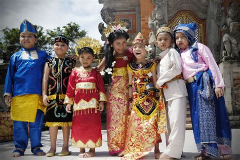 5 Faktor Penyebab Keberagaman Masyarakat Indonesia - Materi Belajar