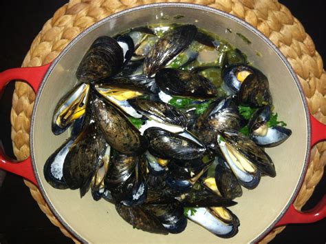 .: Steamed Mussels in a White Wine Garlic Sauce