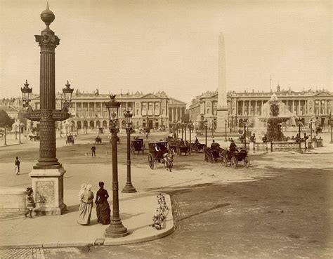 Paris 1885, la place de la Concorde. Pas encore le moindre engin ...