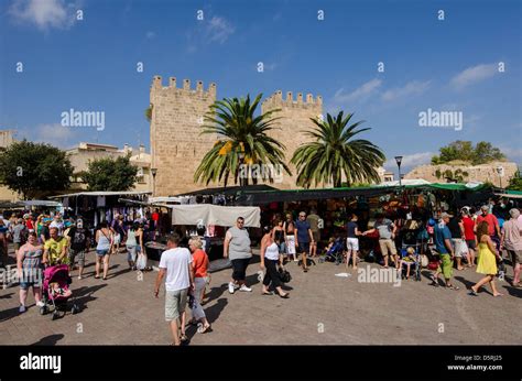 Market day in the Old town of Alcudia, Mallorca Stock Photo - Alamy