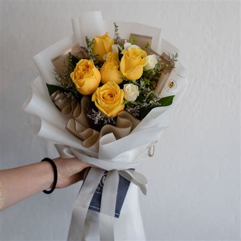 Yellow Roses Bouquet | Yellow flowers bouquet, Flowers bouquet gift ...