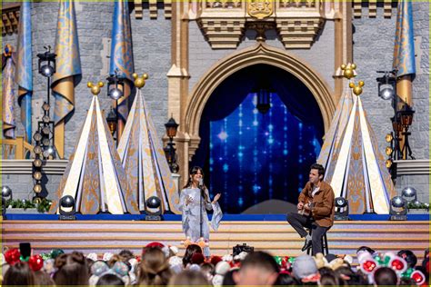 Here's Everyone Performing at the Disney Christmas Parade for 2022 ...