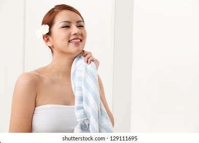 Woman Drying Off Towel ภาพสต็อก 129111695 | Shutterstock