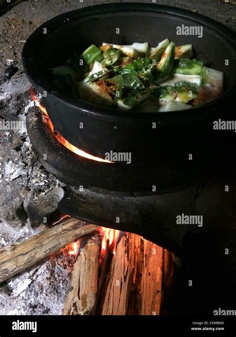 Traditional cooking methods in Sri Lanka Stock Photo - Alamy