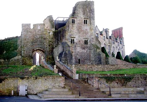 dominating | Hay on Wye castle | Ron Donoghue | Flickr