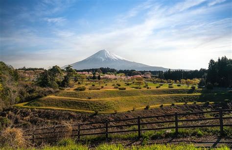 Premium Photo | Lake kawaguchiko and mount fuji morning mist sunrise ...