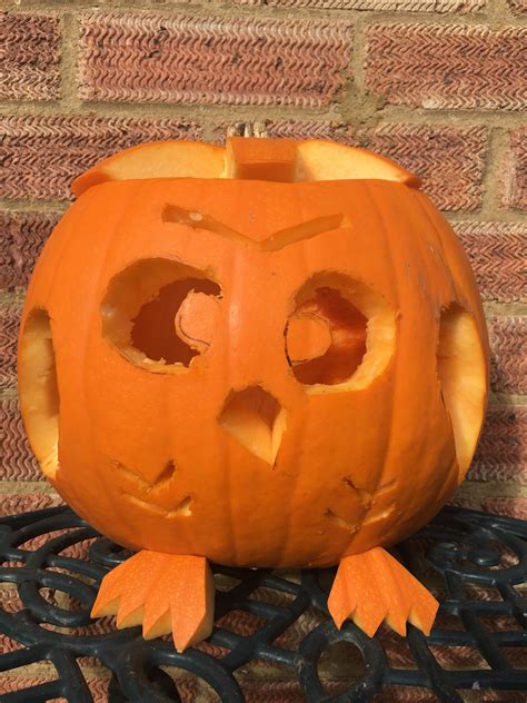 How to Carve a Simple Owl design in a Halloween Pumpkin #myfamiliespumpkin