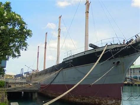 Hawaii’s iconic Falls of Clyde ship at Honolulu Harbor to soon lose ...