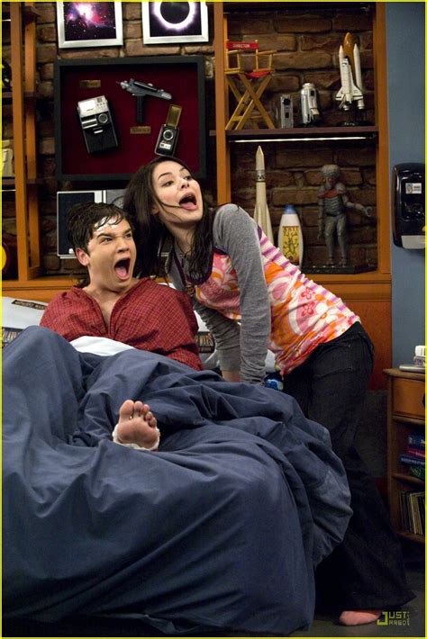 Miranda Cosgrove Saves Nathan Kress | Photo 355512 - Photo Gallery ...