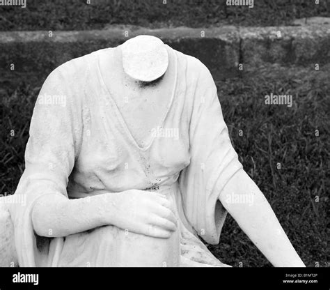 Statue in graveyard of headless woman Stock Photo - Alamy