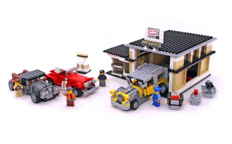 Custom Car Garage - LEGO set #10200-1 (Building Sets > City > World City)