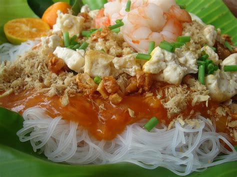 Pancit Palabok Recipe by Shalina - CookEatShare