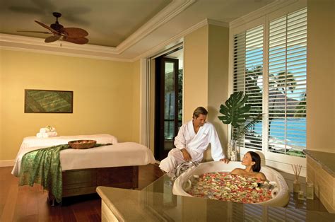 The Moana Surfrider Hotel of Waikiki, Hawaii—Elegance for the Ages ...