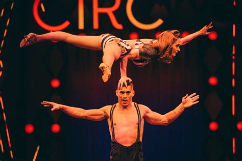 Review: At the Big Apple Circus, Discs Fly and So Do People - The New ...