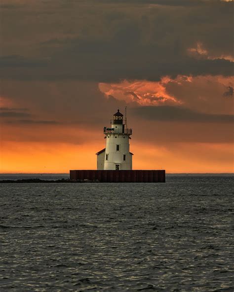 Cleveland Harbor West Pierhead Lighthouse : r/Cleveland