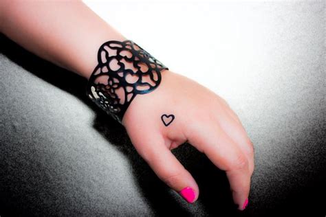 As 25 melhores ideias de Heart tattoo on hand no Pinterest | Tipografia ...