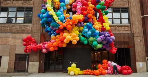 A Rainbow Of 15,000 Balloons Pops Up In New York To Celebrate Pride ...