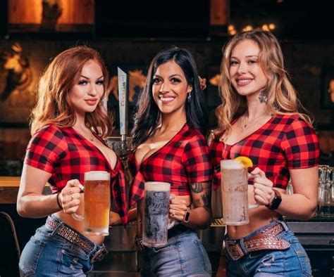 A cozy lodge, 70 TVs and Twin Peak girls: Sports bar chain opens in ...