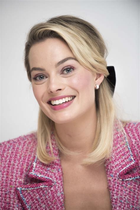 Margot Robbie - "Mary Queen of Scots" Press Conference Portrait ...