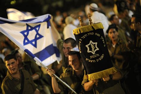 Jews Celebrate High Holiday of Simchat Torah [PHOTOS] | IBTimes UK