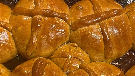 Soft and Delicious Hot Cross Buns (Belizean Creole Bun) - YouTube