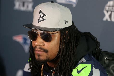 Marshawn Lynch snubs media in awkward interview, again