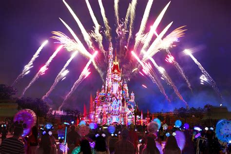 VIDEO: 'Momentous' Nighttime Spectacular Debuts at Hong Kong Disneyland ...