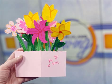 Make this DIY pop-up paper flower bouquet for Mother's Day