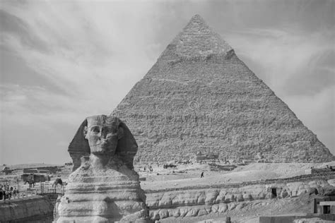 The Great Sphinx of Giza with the Great Pyramid in Black and White ...