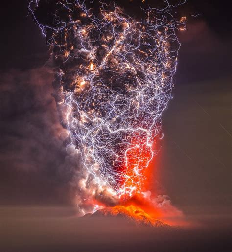 🔥 Lightning engulfing a volcanic eruption causing the phenomenon known ...