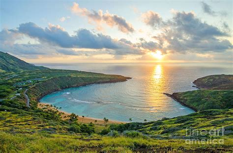 Sunrise over the popular and world famous Hanauma Bay on Oahu, Hawaii ...