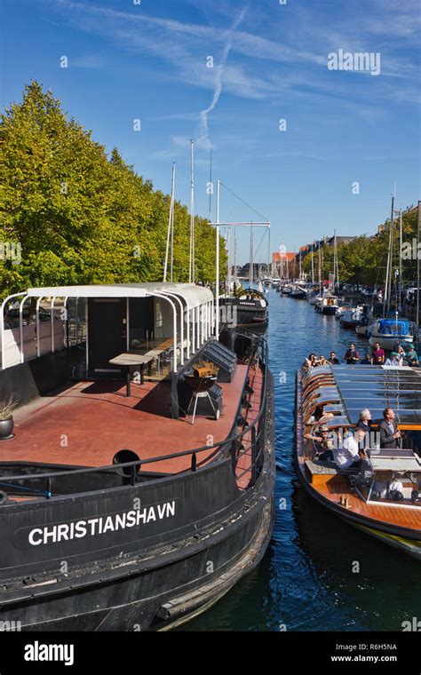 Boats and houseboats on Christianshavn Canal, Copenhagen, Denmark ...