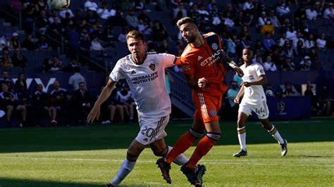 Chicharito scores in 90th to lift Galaxy past NYCFC, 1-0