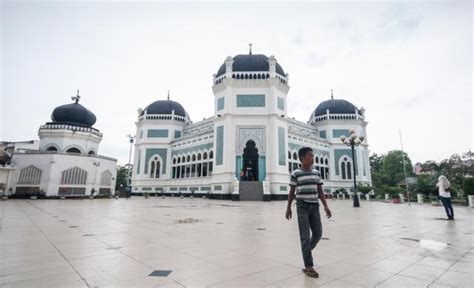 Al Mansun Grand Mosque in Medan, Indonesia | Asia city, Medan, Tourist ...