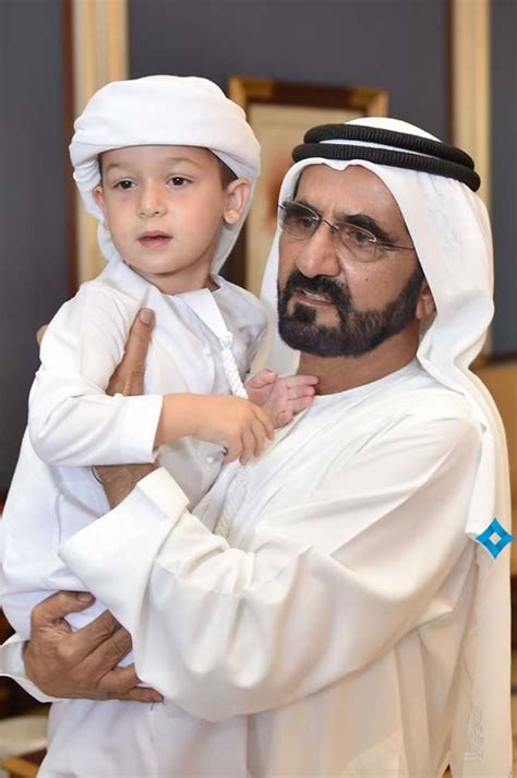 Zayed bin Mohammed bin Rashid Al Maktoum con su padre, Mohammed bin ...