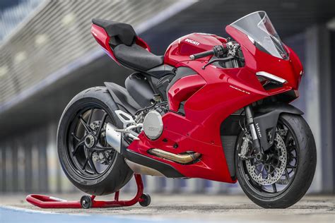 2020 DUCATI PANIGALE V2 REVIEW (18 FAST FACTS) - GearOpen.com