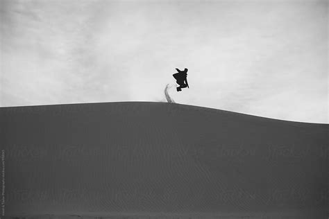 «Man Jumping Off Sand Dune» del colaborador de Stocksy «Itla» - Stocksy