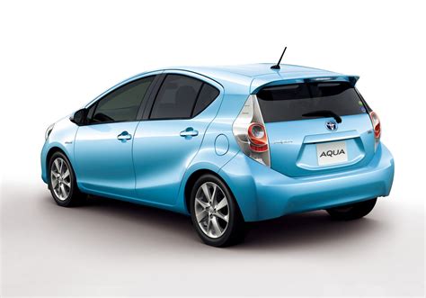 Toyota Aqua / Prius C: World’s Most Fuel Efficient Hybrid Launched ...