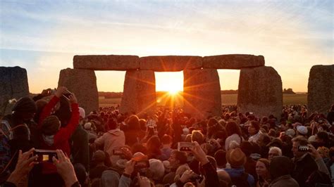 ¿Dónde y cuándo se puede ver en línea el solsticio de verano en Stonehenge?