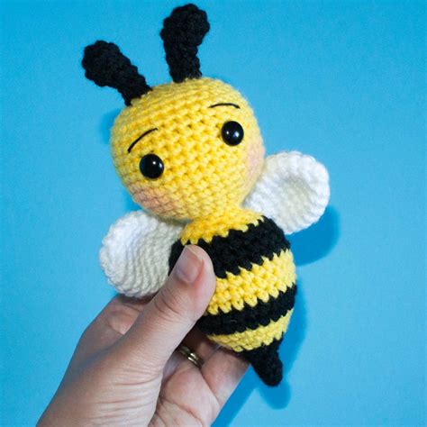 Crochet Bee Pattern - thefriendlyredfox.com