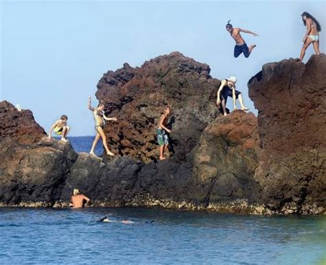 Black rock cliff jumping in Maui (30ft.) | Explore the World | Pinter…