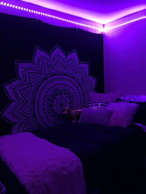 My college dorm it’s a vibe. Black and light pink. Tap… | Decoracion de ...