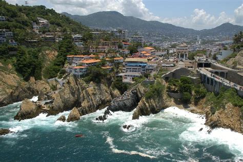 Acapulco Cliff Divers - Famous Show of the Elite Athletes, Mexico ...