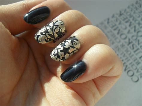 Black and gold nails | Star nail art, Gold nails, Nail art