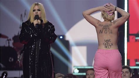 Juno Awards 2023: Avril Lavigne confronts topless protester onstage ...