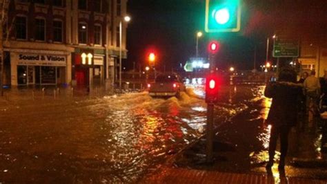 Tidal surge causes flooding in Suffolk - BBC News